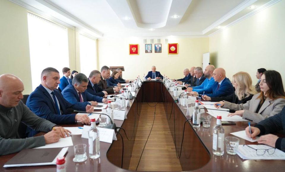 Председатель республиканского комитета по транспорту Алан Закаев обсудил с жителями Алагира транспортные проблемы и встретился с руководством автоколонны, которая находится на стадии банкротства, но будет сохранена