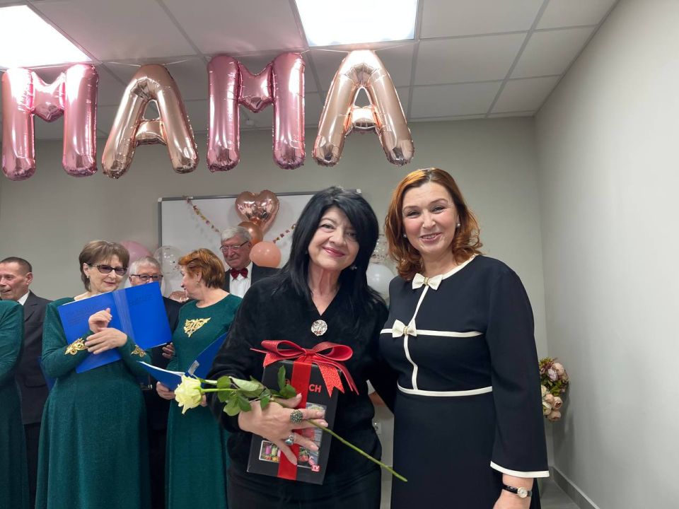 В преддверии Дня матери комплексный центр социального обслуживания населения Иристонского района совместно с Народным фронтом организовал праздничное мероприятие