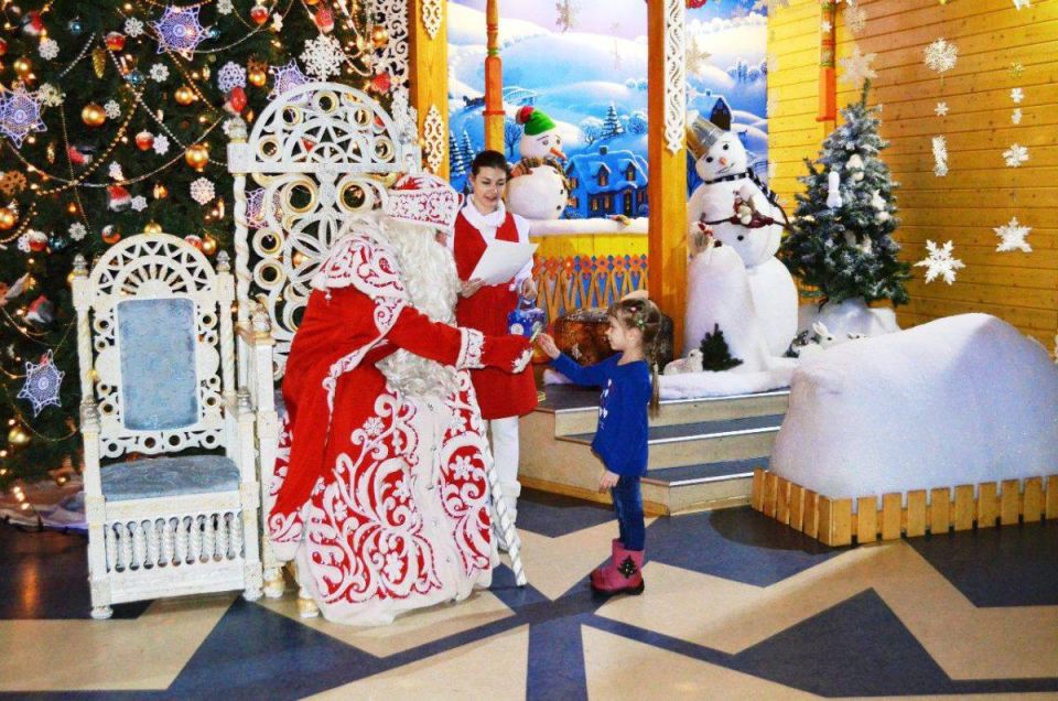 Резиденция Деда Мороза вновь откроется на площади Свободы во Владикавказе возле главной елки города