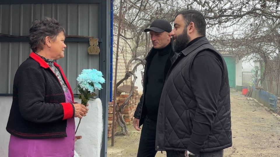 В преддверии Дня матери строители из Северной Осетии поздравили с праздником жительниц Черниговского района, которые взяли опекунство над детками