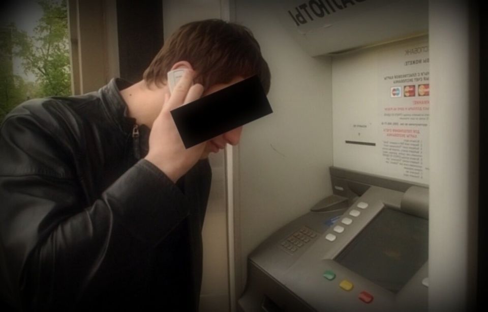 Мошенническая схема: как забытая карта в банкомате может стать ловушкой