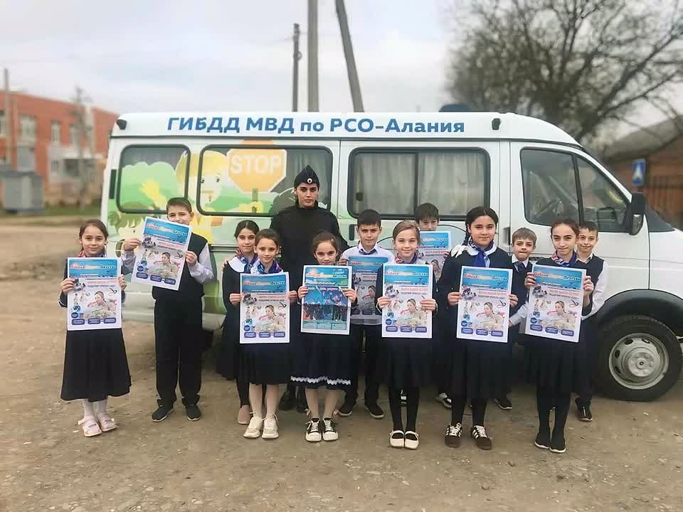 Агитационный автобус навестил ребят из школы в Пригородном районе