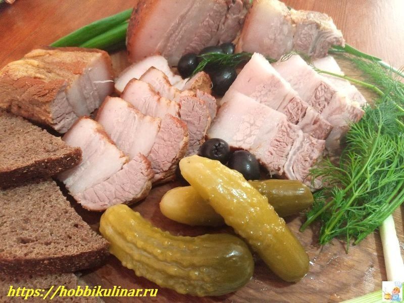 Секреты приготовления свиной грудинки в луковой шелухе