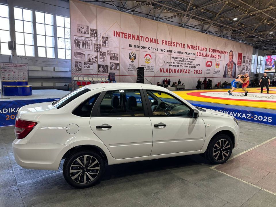 Специальный приз турнира - автомобиль - ожидает победителя в тяжелой весовой категории до 125 кг. Этот подарок предоставляется Черменом Мамиевым вот уже много лет подряд