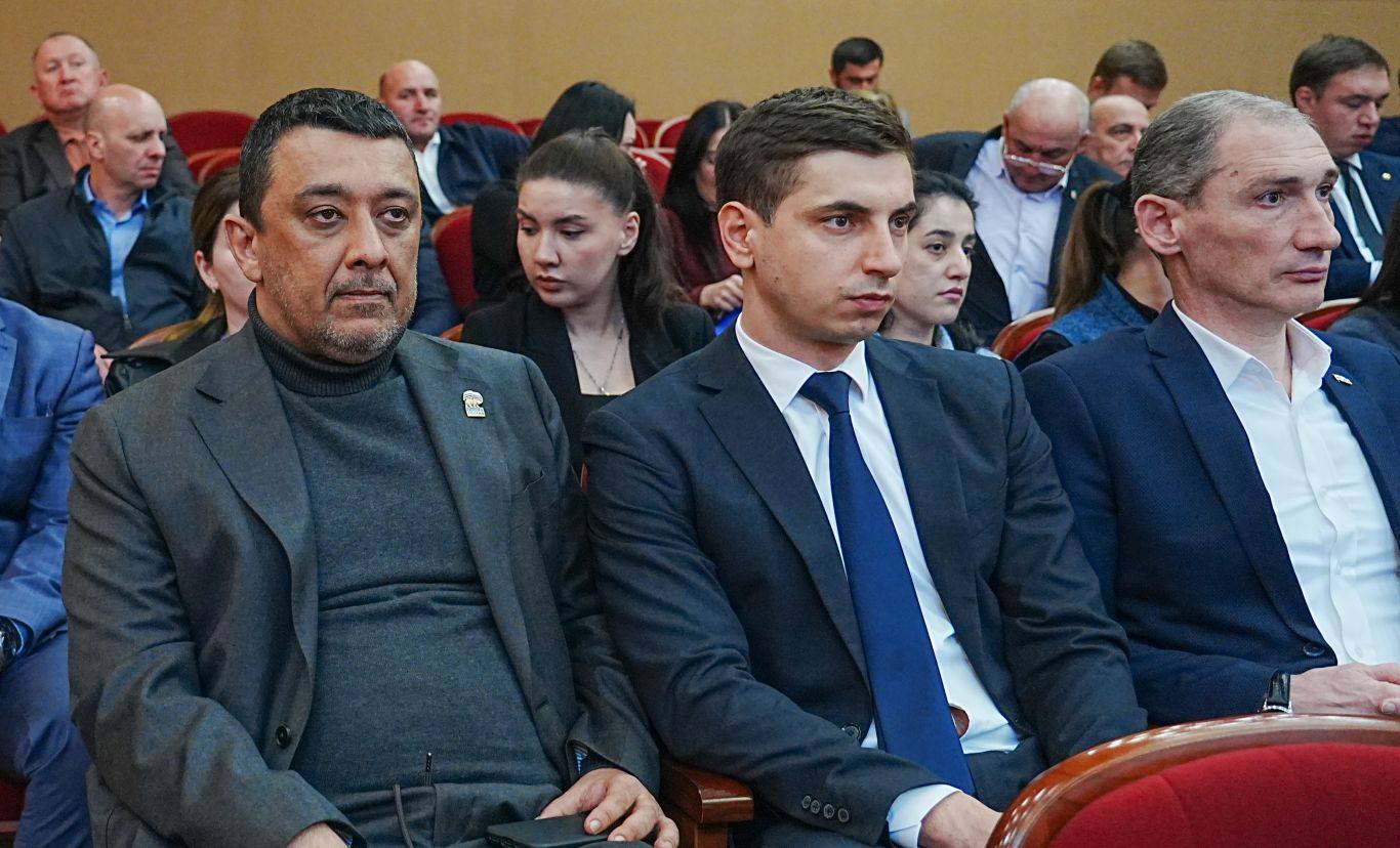 Глава РСО – Алания, член Высшего совета «Единой России», секретарь регионального отделения» партии Сергей Меняйло принял участие в работе 37-й региональной конференции Северо-Осетинского отделения партии «Единая Россия» Глава РСО – Алания, член Высшего совета «Единой России», секретарь регионального отделения» партии Сергей Меняйло принял участие в работе 37-й региональной конференции Северо-Осетинского отделения партии «Единая Россия»