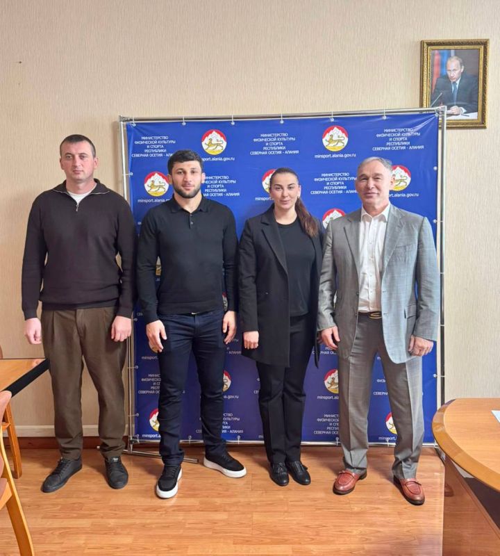 Министр физической культуры и спорта Северной Осетии Сослан Фраев провел встречу с бойцом UFC Азаматом Бекоевым