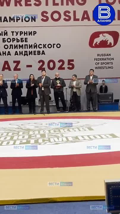 Во дворце спорта "Манеж" в эти минуты проходит торжественное открытие международного турнира по вольной борьбе памяти Сослана Андиева