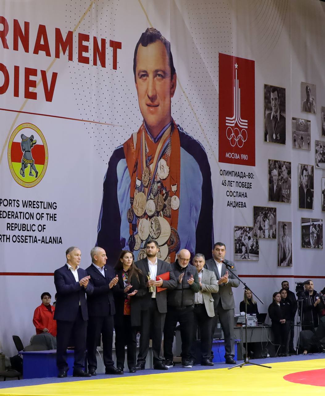 ФОТО! Торжественная церемония открытия международного турнира по вольной борьбе памяти двукратного олимпийского чемпиона Сослана Андиева ФОТО! Торжественная церемония открытия международного турнира по вольной борьбе памяти двукратного олимпийского чемпиона Сослана Андиева