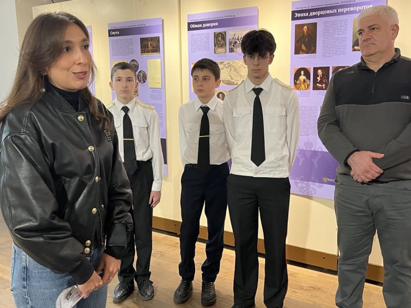 Североосетинские полицейские и представители Общественного совета УМВД России по г. Владикавказу организовали для воспитанников учебных заведений посещение уникальной выставки «Защита суверенитета Российского государства.... Североосетинские полицейские и представители Общественного совета УМВД России по г. Владикавказу организовали для воспитанников учебных заведений посещение уникальной выставки «Защита суверенитета Российского государства....