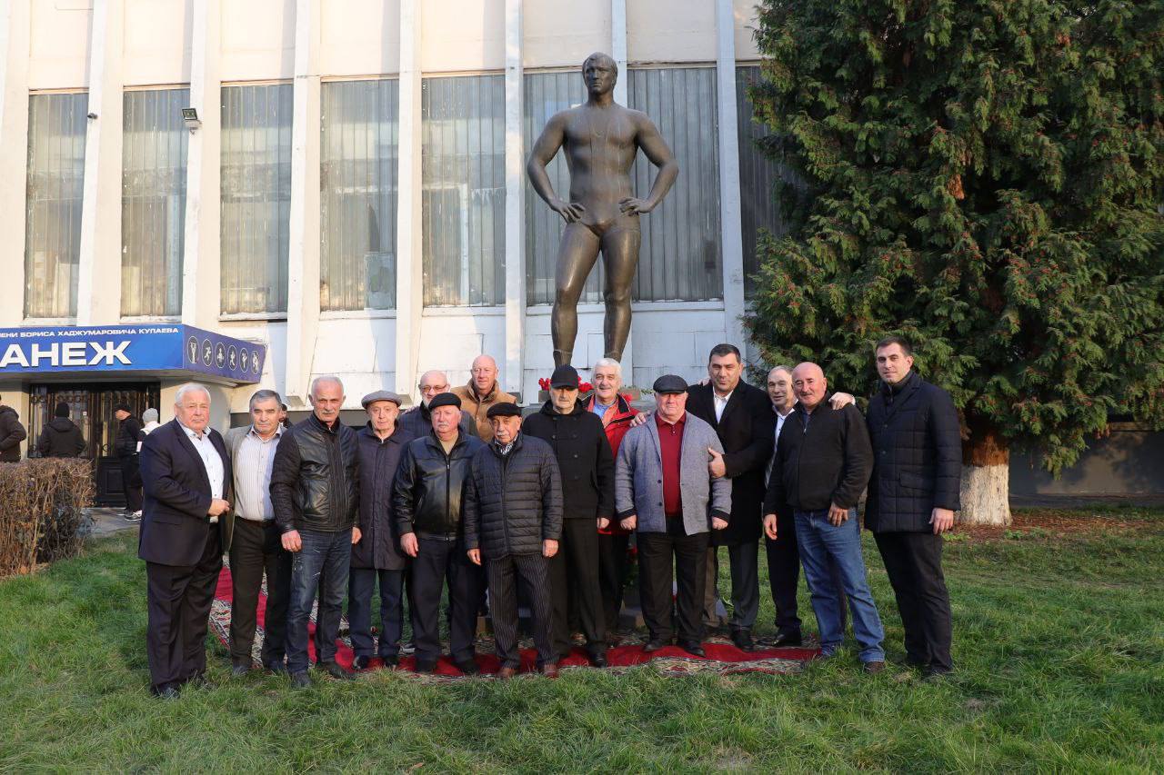 Накануне официального открытия международного турнира по вольной борьбе памяти Сослана Андиева представители спортивной общественности, ветераны спорта и друзья воздали дань уважения великому спортсмену, возложив цветы к его... Накануне официального открытия международного турнира по вольной борьбе памяти Сослана Андиева представители спортивной общественности, ветераны спорта и друзья воздали дань уважения великому спортсмену, возложив цветы к его...