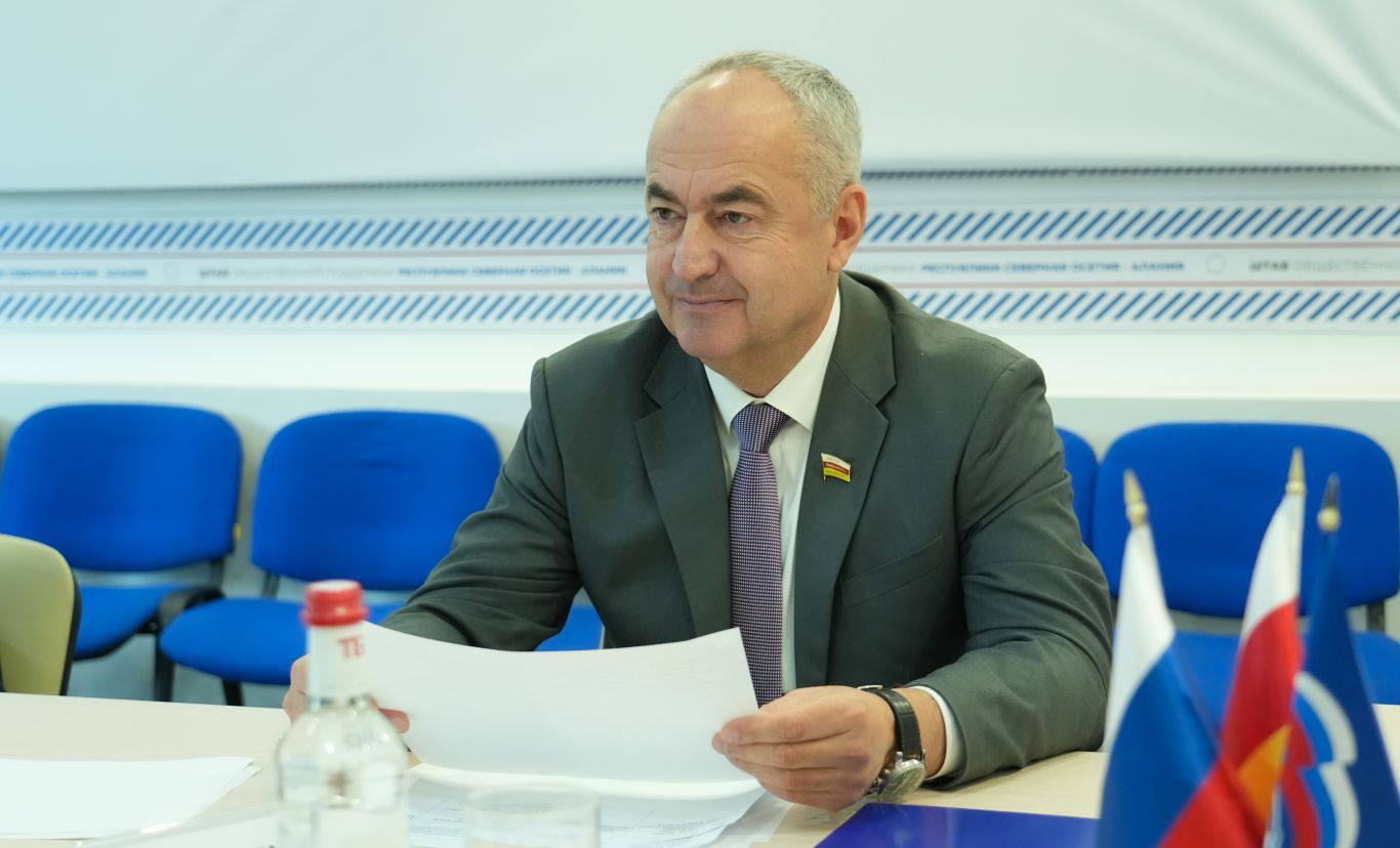 Глава РСО – Алания, член Высшего совета партии «Единая Россия», секретарь регионального отделения партии Сергей Меняйло провел личный прием в Штабе общественной поддержки «Единой России» во Владикавказе Глава РСО – Алания, член Высшего совета партии «Единая Россия», секретарь регионального отделения партии Сергей Меняйло провел личный прием в Штабе общественной поддержки «Единой России» во Владикавказе