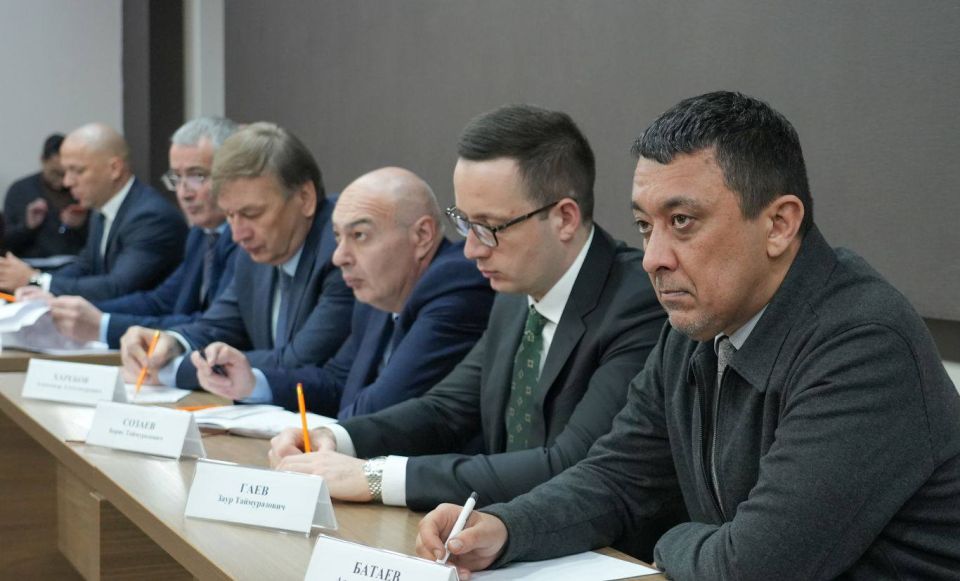 Глава РСО – Алания Сергей Меняйло провел еженедельное аппаратное совещание с участием руководителей органов исполнительной власти и муниципальных образований, представителей правоохранительных и надзорных структур... Глава РСО – Алания Сергей Меняйло провел еженедельное аппаратное совещание с участием руководителей органов исполнительной власти и муниципальных образований, представителей правоохранительных и надзорных структур...