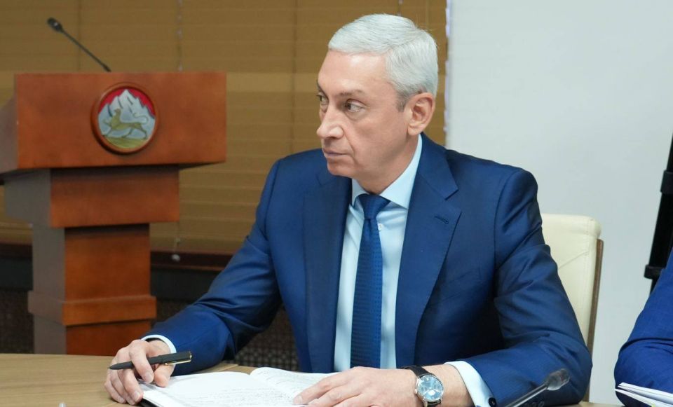 Глава РСО – Алания Сергей Меняйло провел еженедельное аппаратное совещание с участием руководителей органов исполнительной власти и муниципальных образований, представителей правоохранительных и надзорных структур... Глава РСО – Алания Сергей Меняйло провел еженедельное аппаратное совещание с участием руководителей органов исполнительной власти и муниципальных образований, представителей правоохранительных и надзорных структур...