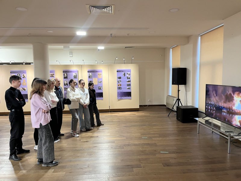 Североосетинские полицейские и представители Общественного совета УМВД России по г. Владикавказу организовали для воспитанников учебных заведений посещение уникальной выставки «Защита суверенитета Российского государства.... Североосетинские полицейские и представители Общественного совета УМВД России по г. Владикавказу организовали для воспитанников учебных заведений посещение уникальной выставки «Защита суверенитета Российского государства....