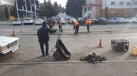 Работа не прекращается. ВМБУ «Спецэкосервис» в полной мере использует сухую погоду, чтобы продлить сезон дорожных работ и улучшить состояние городских магистралей