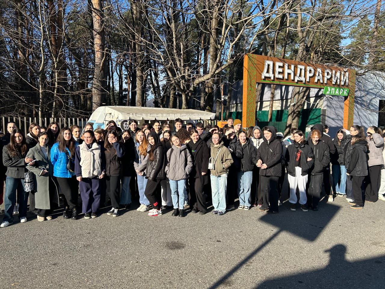 Более 200 человек вышли на массовый субботник в парке «Дендрарий»