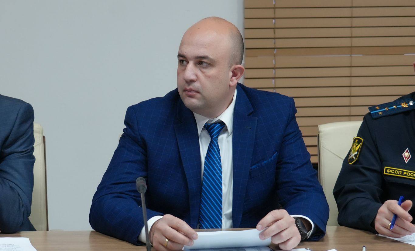 Председатель Правительства РСО – Алания Борис Джанаев провел совещание по вопросам сокращения недоимок по налогам в районах республики. Председатель Правительства РСО – Алания Борис Джанаев провел совещание по вопросам сокращения недоимок по налогам в районах республики.