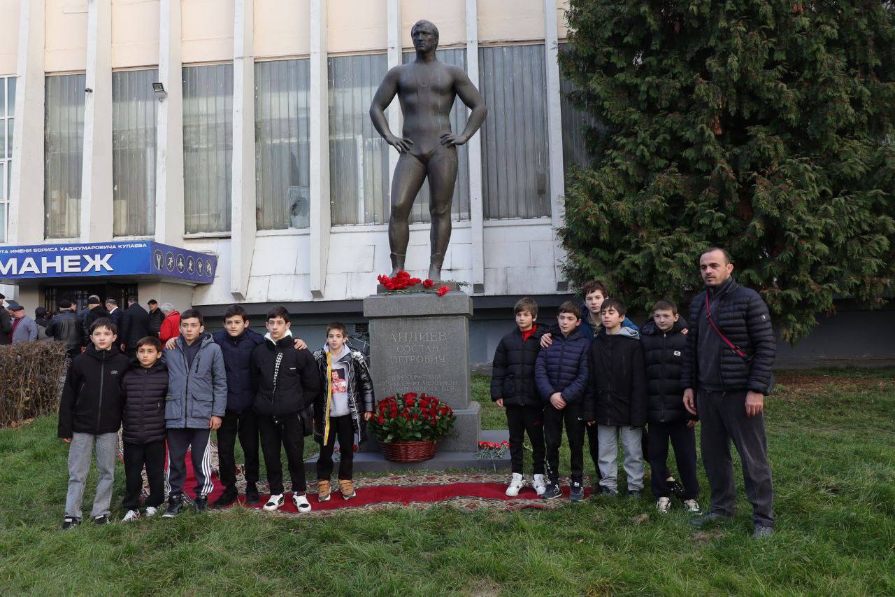 Накануне официального открытия международного турнира по вольной борьбе памяти Сослана Андиева представители спортивной общественности, ветераны спорта и друзья воздали дань уважения великому спортсмену, возложив цветы к его... Накануне официального открытия международного турнира по вольной борьбе памяти Сослана Андиева представители спортивной общественности, ветераны спорта и друзья воздали дань уважения великому спортсмену, возложив цветы к его...