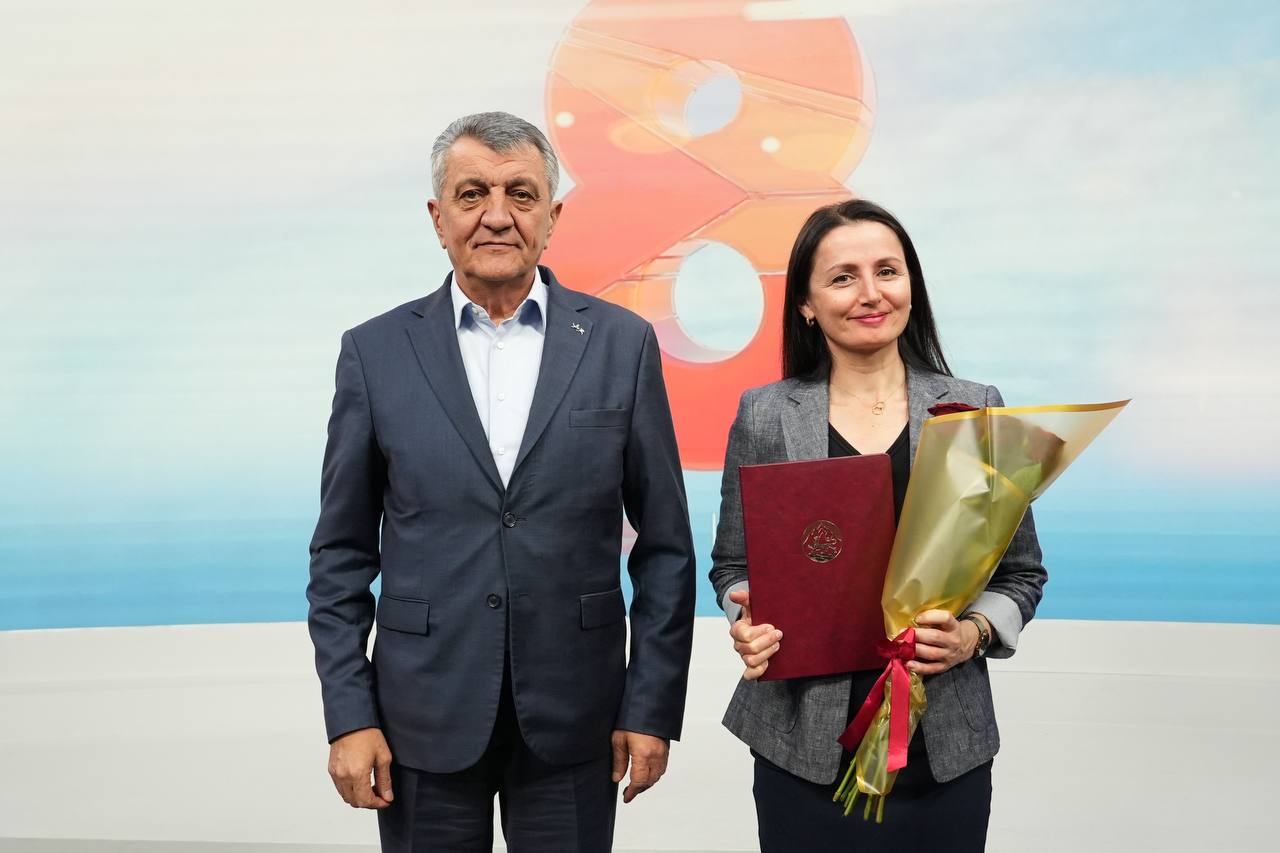 Глава РСО - Алания Сергей Меняйло поздравил коллектив телеканала «Осетия-Ирыстон» с 8-летием Глава РСО - Алания Сергей Меняйло поздравил коллектив телеканала «Осетия-Ирыстон» с 8-летием