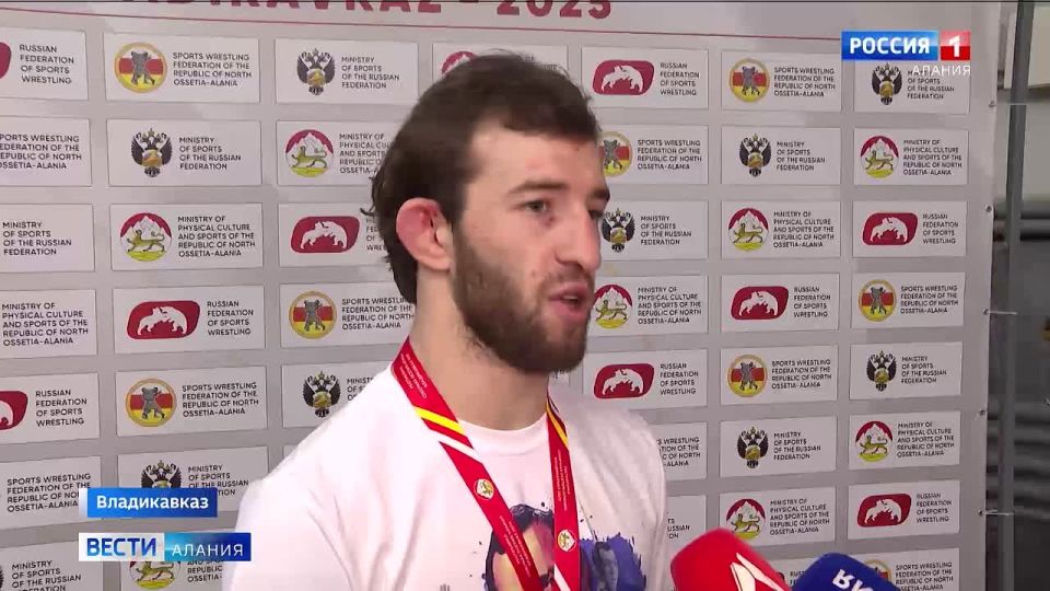 250 спортсменов, в том числе представители Канады, Венгрии и Азербайджана, вышли на ковры турнира памяти Сослана Андиева во Владикавказе