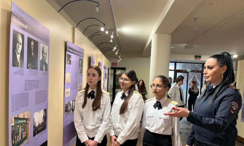 Североосетинские полицейские и представители Общественного совета УМВД России по г. Владикавказу организовали для воспитанников учебных заведений посещение уникальной выставки «Защита суверенитета Российского государства.... Североосетинские полицейские и представители Общественного совета УМВД России по г. Владикавказу организовали для воспитанников учебных заведений посещение уникальной выставки «Защита суверенитета Российского государства....