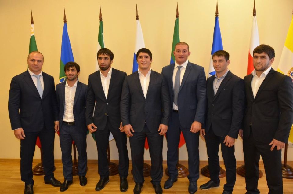 С днем рождения!. 1 декабря исполнилось 43 года Олимпийскому чемпиону Афин-2004, двукратному чемпиону мира (2003,2006), двукратному чемпиону Европы по греко-римской борьбе (2007,2011) Хасану Бароеву С днем рождения!. 1 декабря исполнилось 43 года Олимпийскому чемпиону Афин-2004, двукратному чемпиону мира (2003,2006), двукратному чемпиону Европы по греко-римской борьбе (2007,2011) Хасану Бароеву