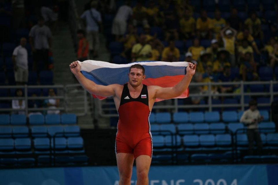 С днем рождения!. 1 декабря исполнилось 43 года Олимпийскому чемпиону Афин-2004, двукратному чемпиону мира (2003,2006), двукратному чемпиону Европы по греко-римской борьбе (2007,2011) Хасану Бароеву С днем рождения!. 1 декабря исполнилось 43 года Олимпийскому чемпиону Афин-2004, двукратному чемпиону мира (2003,2006), двукратному чемпиону Европы по греко-римской борьбе (2007,2011) Хасану Бароеву