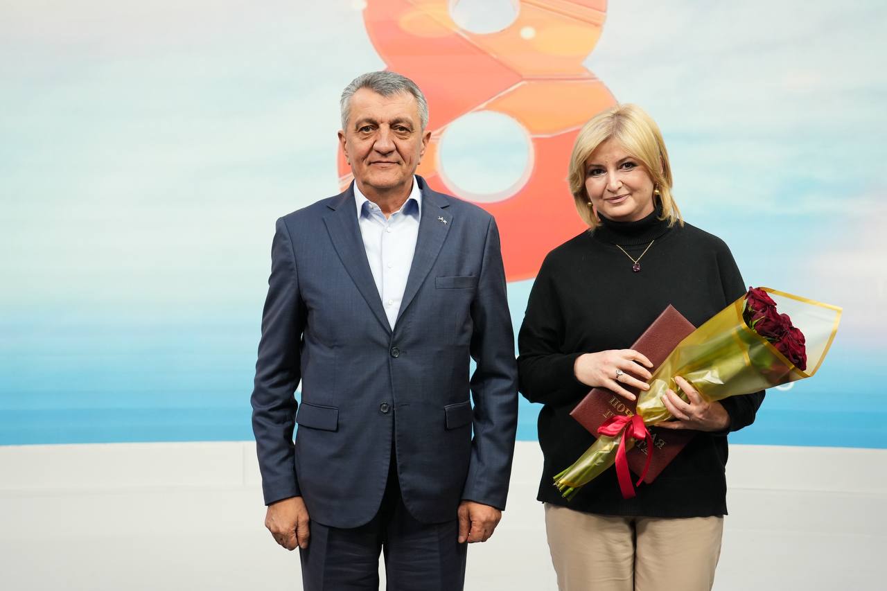 Глава РСО - Алания Сергей Меняйло поздравил коллектив телеканала «Осетия-Ирыстон» с 8-летием Глава РСО - Алания Сергей Меняйло поздравил коллектив телеканала «Осетия-Ирыстон» с 8-летием