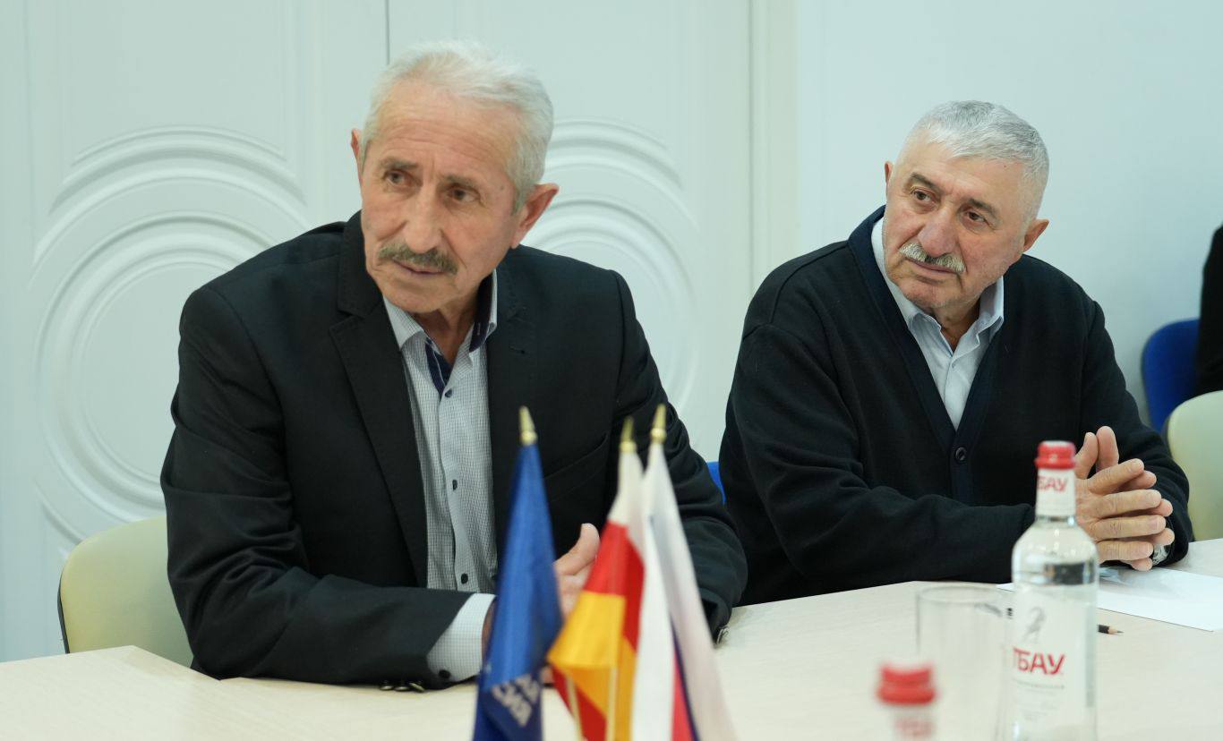 Глава РСО – Алания, член Высшего совета партии «Единая Россия», секретарь регионального отделения партии Сергей Меняйло провел личный прием в Штабе общественной поддержки «Единой России» во Владикавказе Глава РСО – Алания, член Высшего совета партии «Единая Россия», секретарь регионального отделения партии Сергей Меняйло провел личный прием в Штабе общественной поддержки «Единой России» во Владикавказе