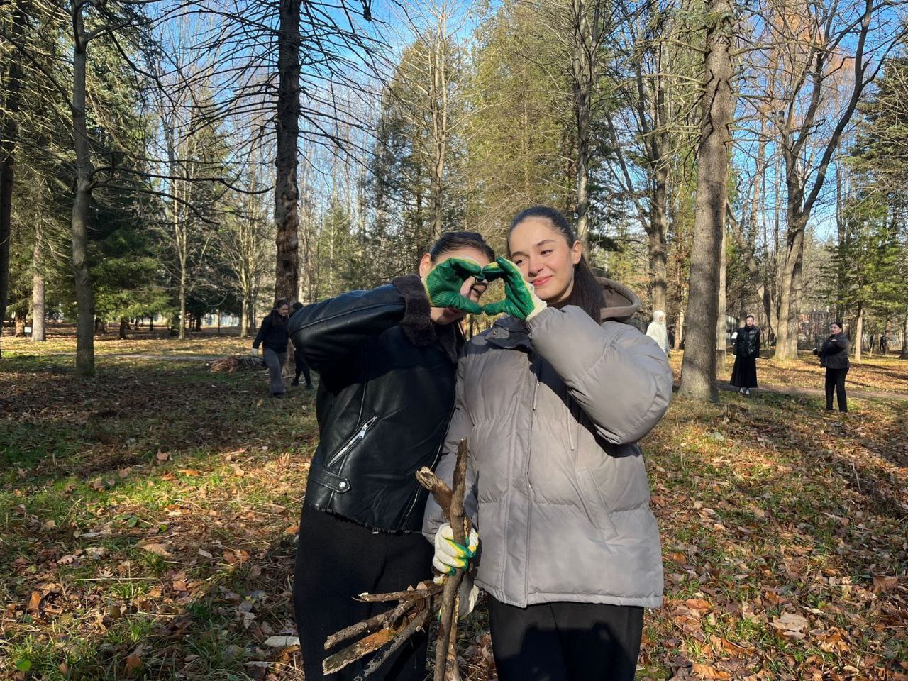 Более 200 человек вышли на массовый субботник в парке «Дендрарий» Более 200 человек вышли на массовый субботник в парке «Дендрарий»