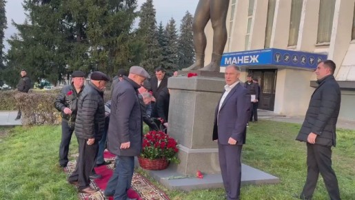 Накануне официального открытия международного турнира по вольной борьбе памяти Сослана Андиева представители спортивной общественности, ветераны спорта и друзья воздали дань уважения великому спортсмену, возложив цветы к его...