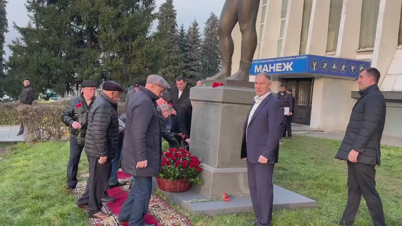 Накануне официального открытия международного турнира по вольной борьбе памяти Сослана Андиева представители спортивной общественности, ветераны спорта и друзья воздали дань уважения великому спортсмену, возложив цветы к его...