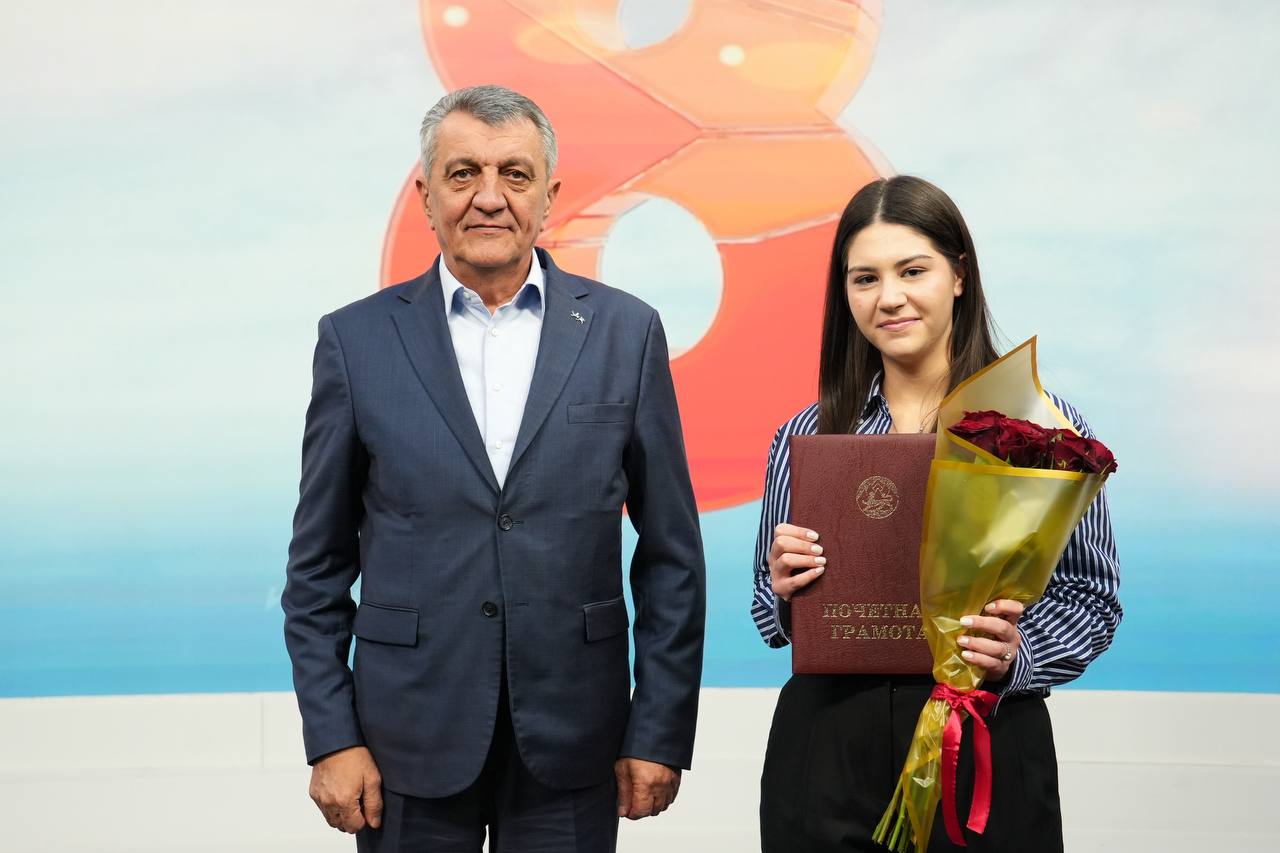 Глава РСО - Алания Сергей Меняйло поздравил коллектив телеканала «Осетия-Ирыстон» с 8-летием Глава РСО - Алания Сергей Меняйло поздравил коллектив телеканала «Осетия-Ирыстон» с 8-летием