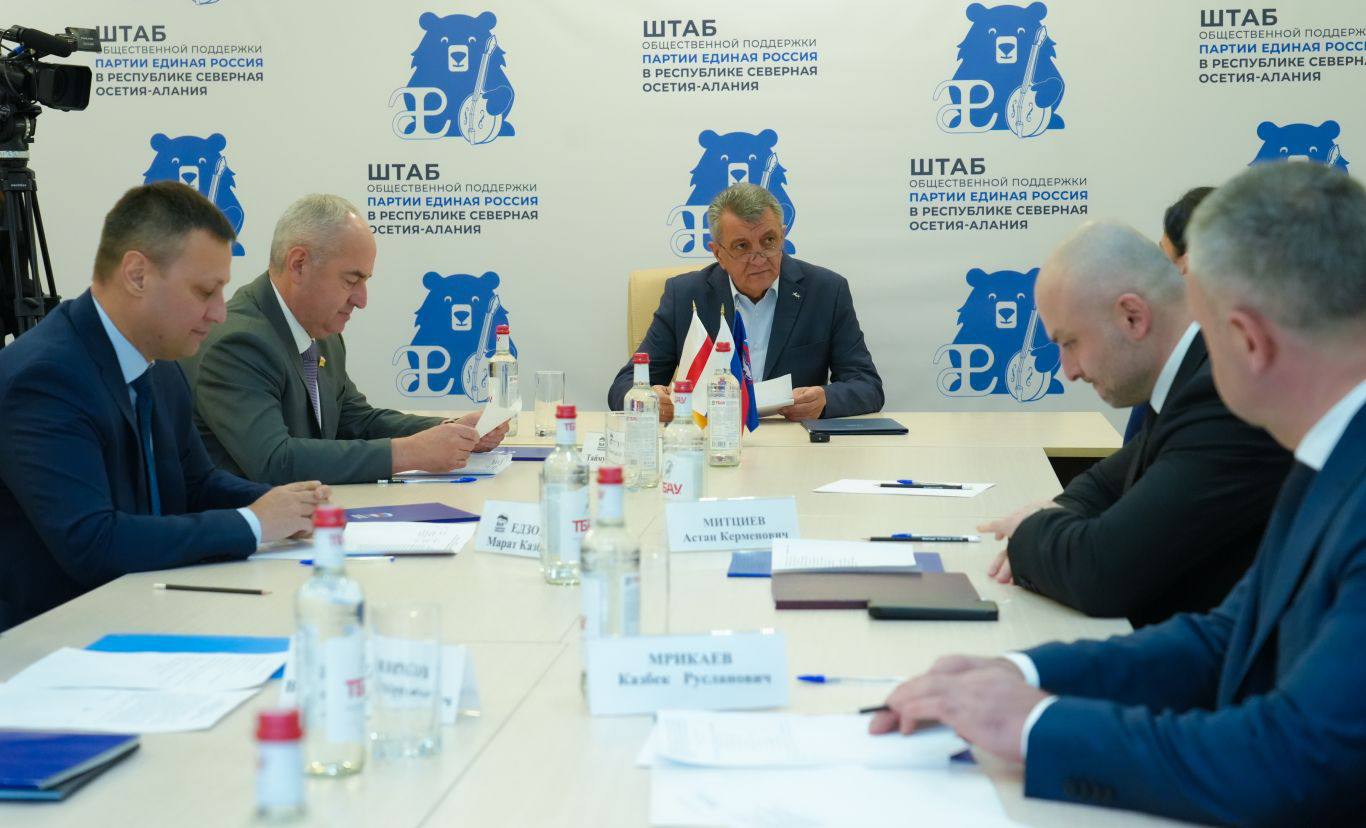 Глава РСО – Алания, член Высшего совета партии «Единая Россия», секретарь регионального отделения партии Сергей Меняйло провел личный прием в Штабе общественной поддержки «Единой России» во Владикавказе