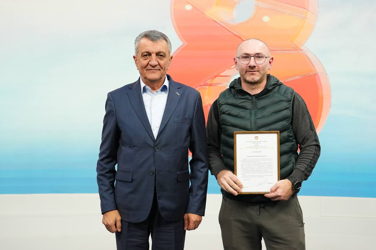 Глава РСО - Алания Сергей Меняйло поздравил коллектив телеканала «Осетия-Ирыстон» с 8-летием Глава РСО - Алания Сергей Меняйло поздравил коллектив телеканала «Осетия-Ирыстон» с 8-летием