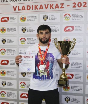 Артур Найфонов - победитель МТ по вольной борьбе памяти Сослана Андиева, Арслан Багаев - серебряный призер