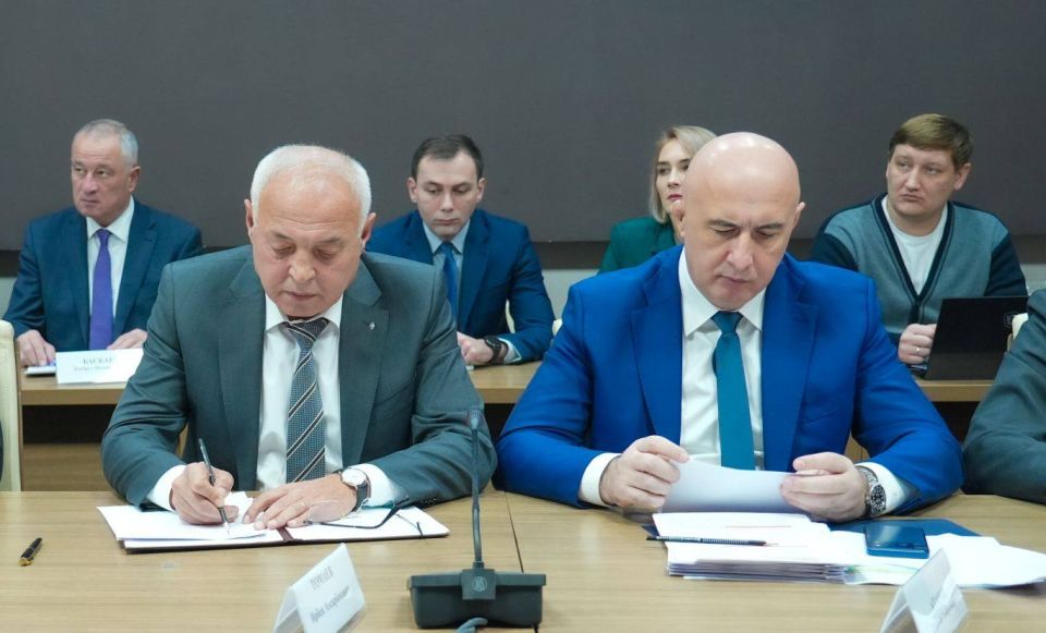 Глава РСО – Алания Сергей Меняйло провел еженедельное аппаратное совещание с участием руководителей органов исполнительной власти и муниципальных образований, представителей правоохранительных и надзорных структур... Глава РСО – Алания Сергей Меняйло провел еженедельное аппаратное совещание с участием руководителей органов исполнительной власти и муниципальных образований, представителей правоохранительных и надзорных структур...