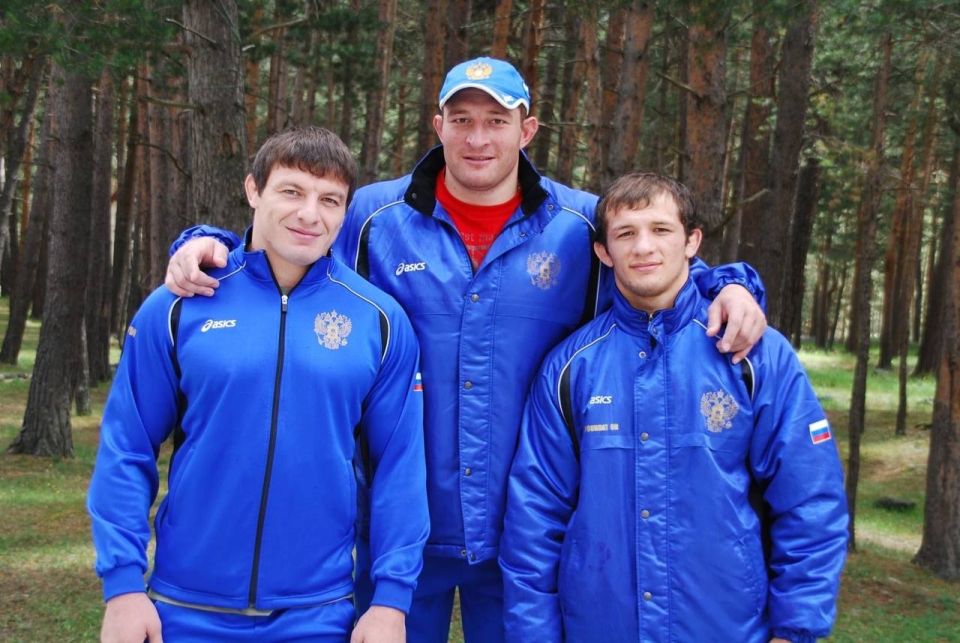 С днем рождения!. 1 декабря исполнилось 43 года Олимпийскому чемпиону Афин-2004, двукратному чемпиону мира (2003,2006), двукратному чемпиону Европы по греко-римской борьбе (2007,2011) Хасану Бароеву С днем рождения!. 1 декабря исполнилось 43 года Олимпийскому чемпиону Афин-2004, двукратному чемпиону мира (2003,2006), двукратному чемпиону Европы по греко-римской борьбе (2007,2011) Хасану Бароеву