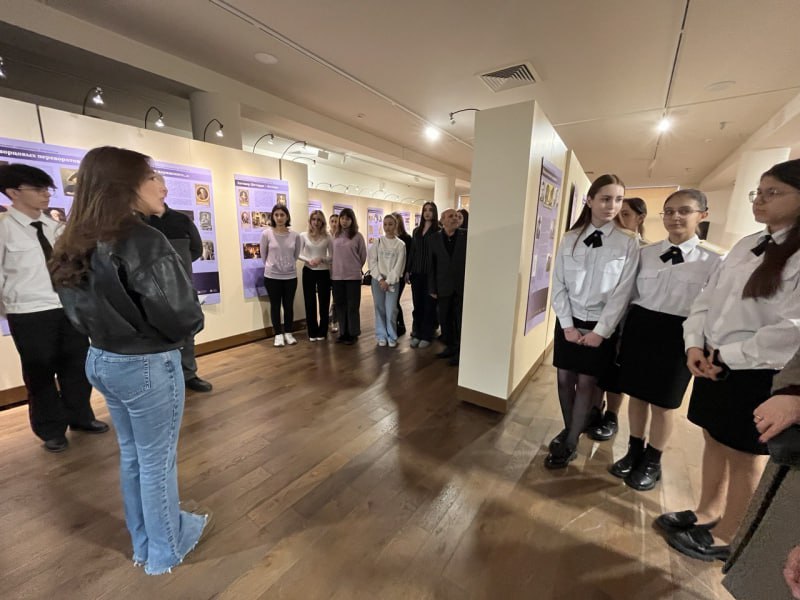 Североосетинские полицейские и представители Общественного совета УМВД России по г. Владикавказу организовали для воспитанников учебных заведений посещение уникальной выставки «Защита суверенитета Российского государства.... Североосетинские полицейские и представители Общественного совета УМВД России по г. Владикавказу организовали для воспитанников учебных заведений посещение уникальной выставки «Защита суверенитета Российского государства....