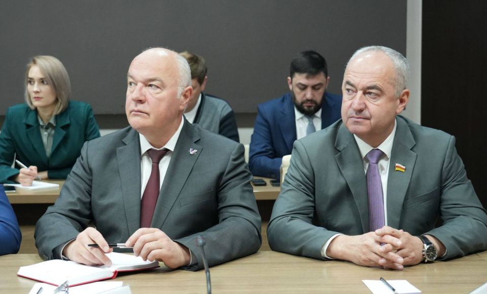 Глава РСО – Алания Сергей Меняйло провел еженедельное аппаратное совещание с участием руководителей органов исполнительной власти и муниципальных образований, представителей правоохранительных и надзорных структур... Глава РСО – Алания Сергей Меняйло провел еженедельное аппаратное совещание с участием руководителей органов исполнительной власти и муниципальных образований, представителей правоохранительных и надзорных структур...