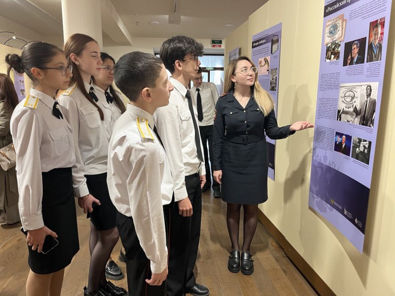 Североосетинские полицейские и представители Общественного совета УМВД России по г. Владикавказу организовали для воспитанников учебных заведений посещение уникальной выставки «Защита суверенитета Российского государства.... Североосетинские полицейские и представители Общественного совета УМВД России по г. Владикавказу организовали для воспитанников учебных заведений посещение уникальной выставки «Защита суверенитета Российского государства....