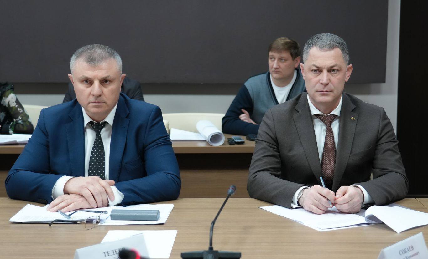 Председатель Правительства РСО – Алания Борис Джанаев провел совещание по вопросам сокращения недоимок по налогам в районах республики. Председатель Правительства РСО – Алания Борис Джанаев провел совещание по вопросам сокращения недоимок по налогам в районах республики.