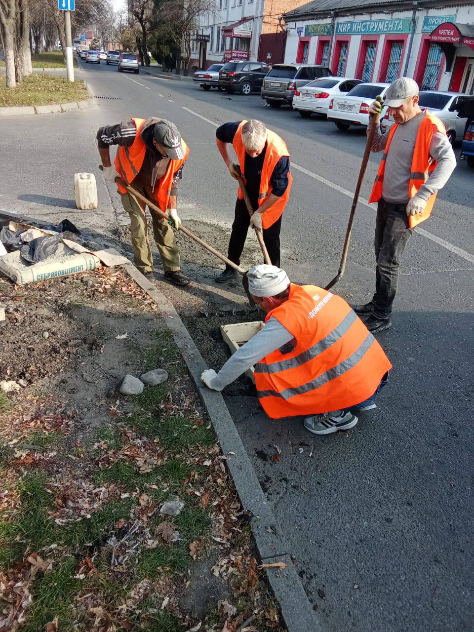 Во Владикавказе очистили от мусора 26 ливневок Во Владикавказе очистили от мусора 26 ливневок