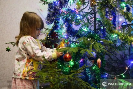 Только 13% россиян в этом году украсят дом живой елкой, говорится в исследовании "МТС AdTech"