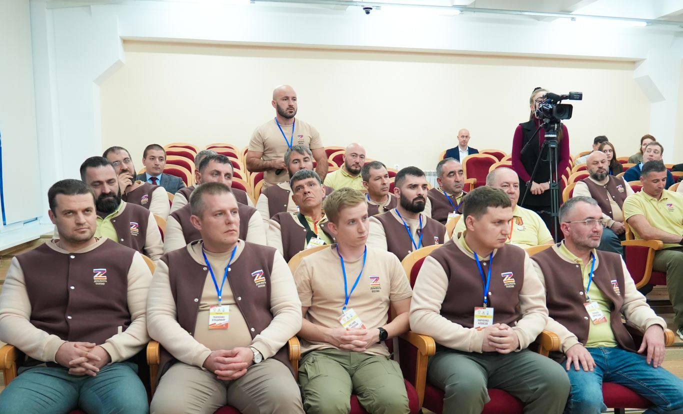 Глава РСО – Алания Сергей Меняйло встретился с финалистами республиканской образовательной программы для участников специальной военной операции «Доблесть Осетии», которые проходят обучение в рамках второго модуля. Глава РСО – Алания Сергей Меняйло встретился с финалистами республиканской образовательной программы для участников специальной военной операции «Доблесть Осетии», которые проходят обучение в рамках второго модуля.