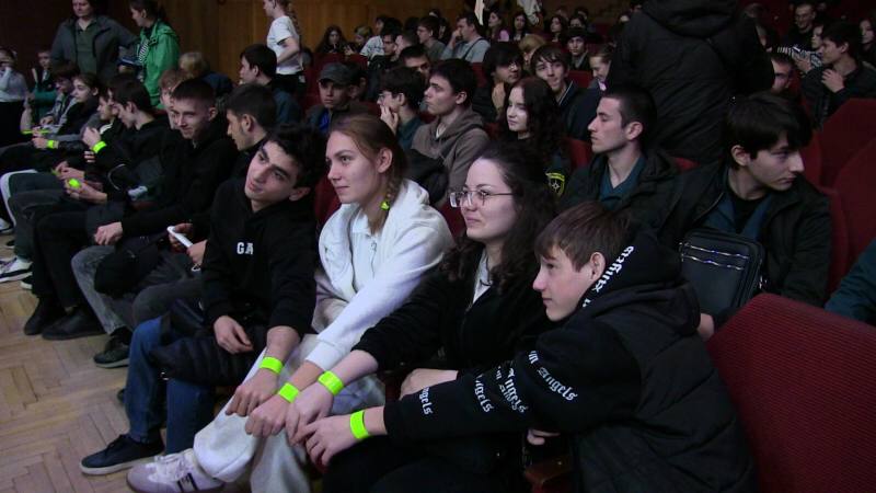 В Северной Осетии сотрудники Госавтоинспекции Моздокского района совместно с Общественным советом при ОМВД России по Моздокскому району провели встречу со студентами средне-специальных учреждений и призвали молодое поколение... В Северной Осетии сотрудники Госавтоинспекции Моздокского района совместно с Общественным советом при ОМВД России по Моздокскому району провели встречу со студентами средне-специальных учреждений и призвали молодое поколение...