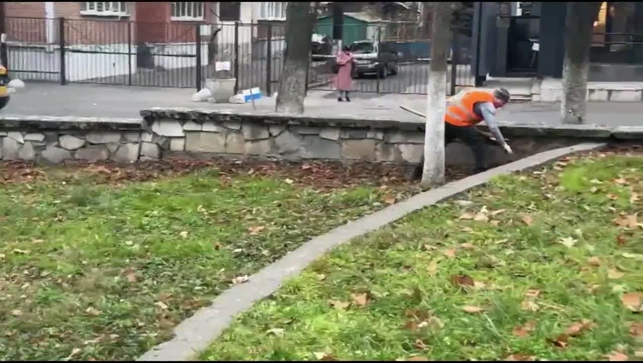 Каждый новый день начинаем с уборки городских территорий