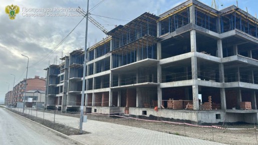 Во Владикавказе при проведении строительных работ на улице Курсантов Кировцев с высоты пятого этажа упал рабочий