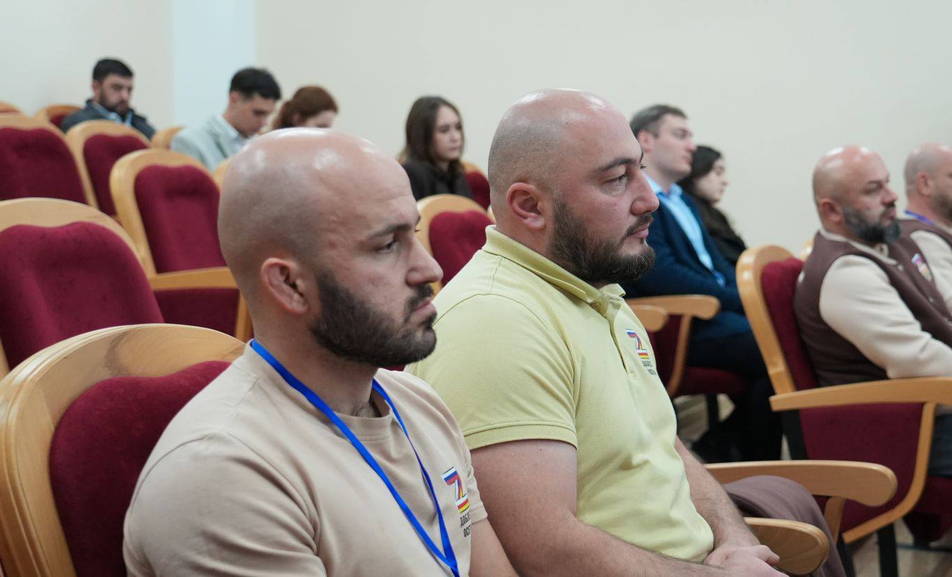 Глава РСО – Алания Сергей Меняйло встретился с финалистами республиканской образовательной программы для участников специальной военной операции «Доблесть Осетии», которые проходят обучение в рамках второго модуля. Глава РСО – Алания Сергей Меняйло встретился с финалистами республиканской образовательной программы для участников специальной военной операции «Доблесть Осетии», которые проходят обучение в рамках второго модуля.