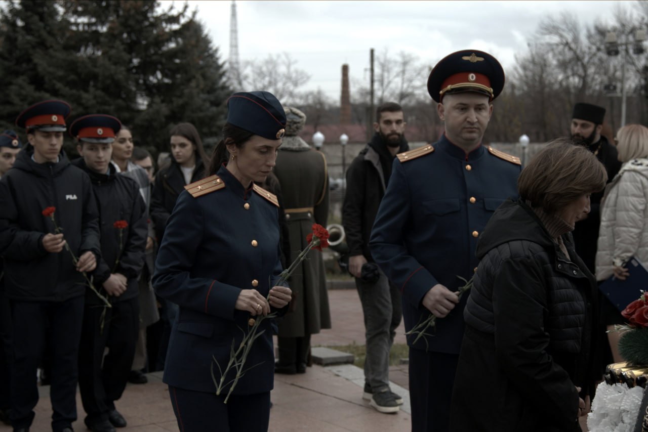 Сотрудники следственного управления совместно с кадетами подшефных классов приняли участие в мероприятиях, посвященных Дню Неизвестного Солдата Сотрудники следственного управления совместно с кадетами подшефных классов приняли участие в мероприятиях, посвященных Дню Неизвестного Солдата